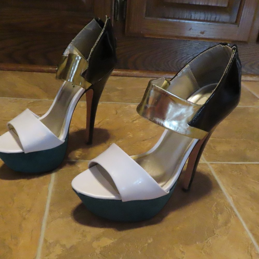 Open toed platform sandal